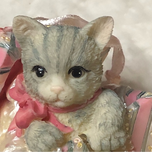 Vintage 2001🎶Music Box Company~Christmas Medley~Ceramic~Kitten Inside A Gift Box - Picture 15 of 15